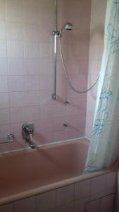 Das Bad ist mit einer Badewanne mit einer Dusche ausgestattet. in der Unterkunft Apartments with a parking space Srima - Vodice, Vodice - 17238 in Vodice