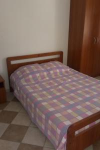 Un pat sau paturi într-o cameră la Apartments with a parking space Seline, Paklenica - 17390