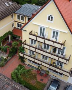 Luftblick auf ein Gebäude mit Balkonen in der Unterkunft Hotel Cebulj in Bad Wörishofen
