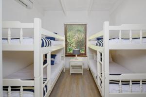Pokój z 3 łóżkami piętrowymi i oknem w obiekcie San Lameer Villa 2610 - 4 Bedroom Classic - 8 pax - San Lameer Rental Agency w mieście Southbroom