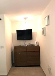 uma televisão em cima de uma cómoda num quarto em יחידה מושלמת ברמת ישי לזוג או יחיד em Ramat Yishay