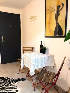 Habitación con mesa y botella de vino en יחידה מושלמת ברמת ישי לזוג או יחיד, en Ramat Yishay