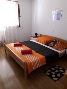 sypialnia z 2 łóżkami z pomarańczową i czarną pościelą w obiekcie Apartments with a parking space Zadar - 17409 w mieście Zadar