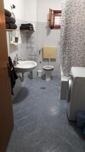 łazienka z umywalką i toaletą w obiekcie Apartments with a parking space Zadar - 17409 w mieście Zadar