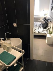 W pokoju znajduje się łazienka z umywalką i toaletą. w obiekcie Apartments by the sea Cove Milna - Zastrazisce, Hvar - 17417 w mieście Zastražišće