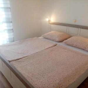 two beds sitting next to each other in a bedroom at Apartments by the sea Supetarska Draga - Donja, Rab - 17201 in Rab