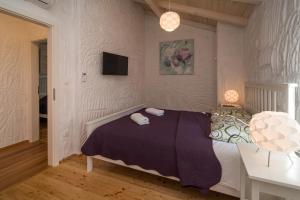 sypialnia z łóżkiem i dwoma ręcznikami na nim w obiekcie Luxury villa with a swimming pool Risika, Krk - 17410 w mieście Vrbnik +5 zdjęć