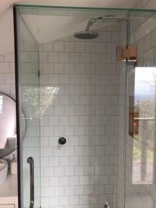 y baño con ducha y puerta de cristal. en Vista Views, en Mount Dandenong