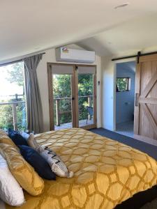 Un dormitorio con una cama grande con almohadas. en Vista Views, en Mount Dandenong