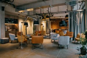un restaurante con sillas y mesas en una habitación en LOOM Hotel & Skybar, en Eislingen 36 fotos más
