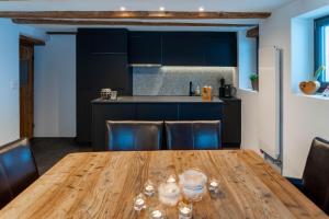 Kuhinja oz. manjša kuhinja v nastanitvi Romantic standalone 5 room cottage in Valposchiavo