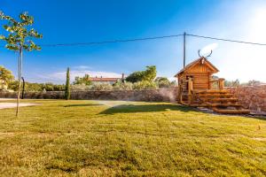 Zdjęcie z galerii obiektu Luxury villa with a swimming pool Vrh, Krk - 17443 w mieście Vrh +14 zdjęć