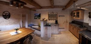 cocina con mesa de madera en una habitación en Vorderkaseralm, en Sankt Johann im Pongau