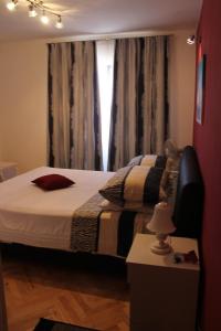 um quarto com uma cama grande e uma janela em Apartments by the sea Zadar - Diklo, Zadar - 17199 em Zadar