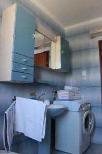 uma casa de banho com um lavatório, um WC e um espelho. em Apartments by the sea Zadar - Diklo, Zadar - 17199 em Zadar