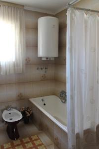 uma casa de banho com uma banheira e um lavatório em Apartments by the sea Zadar - Diklo, Zadar - 17199 em Zadar