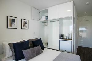 ニコシアにあるPhaedrus Living: Luxury Suite Nicosia 506のベッドルーム(青い枕のベッド1台付)
