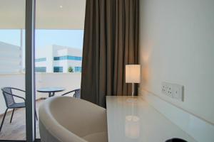 ニコシアにあるPhaedrus Living: Luxury Suite Nicosia 506のリビングルーム(ソファ、ランプ付きテーブル付)