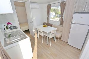 Kuchyňa alebo kuchynka v ubytovaní Apartments by the sea Pasman - 17406