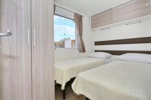 Posteľ alebo postele v izbe v ubytovaní Apartments by the sea Pasman - 17406