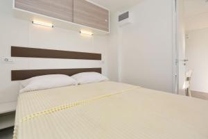 Posteľ alebo postele v izbe v ubytovaní Apartments by the sea Pasman - 17406