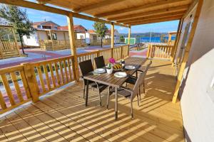 Balkón alebo terasa v ubytovaní Apartments by the sea Pasman - 17406