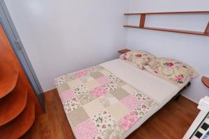 Posteľ alebo postele v izbe v ubytovaní Apartments by the sea Pasman - 17406