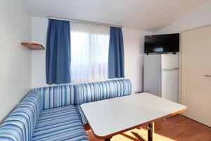 Kuchyňa alebo kuchynka v ubytovaní Apartments by the sea Pasman - 17406