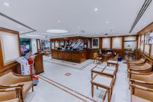una grande stanza con sedie e una sala d'attesa di Panorama Hotel Deira a Dubai