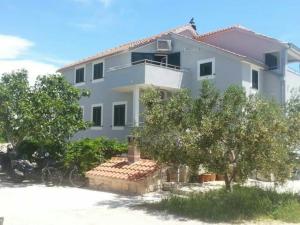 Galeriebild der Unterkunft Apartments by the sea Betina, Murter - 17460 in Betina
