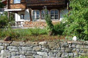 Ferienwohnung-Brienz في برينز: جدار حجري امام المنزل