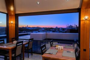 uma sala de jantar com vista para a cidade em Demiray Hotel Old City em Istambul