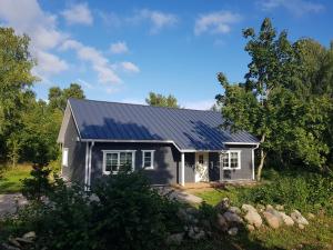 ein Haus mit Sonnenkollektoren auf dem Dach in der Unterkunft Kopli puhkemaja Saaremaal in Kasti