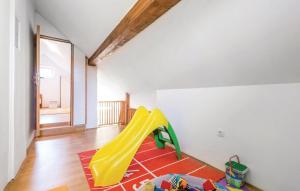 Habitación infantil con un tobogán en la pared en Apartments for families with children Jasenak, Karlovac - 17501 en Jasenak