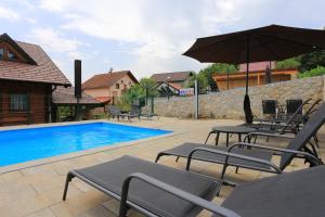 Bazén v ubytování Apartments and rooms with a swimming pool Grabovac, Plitvice - 17514 nebo v jeho okolí