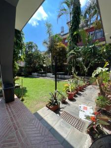 Un jardín fuera de Pokhara Backpackers Hostel