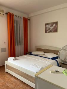 Hotel Bolonja tesisinde bir odada yatak veya yataklar