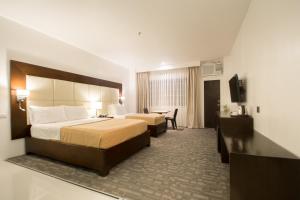 Postel nebo postele na pokoji v ubytování MARZON HOTEL KALIBO + 36 fotografií