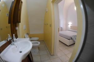Koupelna v ubytování Masseria Lama D'impisa + 37 fotografií