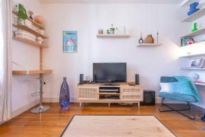 Apt 2-4 pers, charme de l'ancien, calme, vélos, Annecy centre的电视和/或娱乐中心