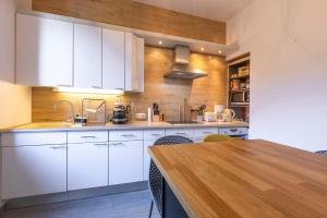 Apt 2-4 pers, charme de l'ancien, calme, vélos, Annecy centre的厨房或小厨房