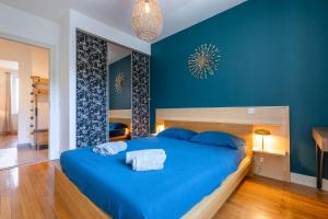 1 dormitorio azul con 1 cama grande con sábanas azules en Apt 2-4 pers, charme de l'ancien, calme, vélos, Annecy centre en Annecy