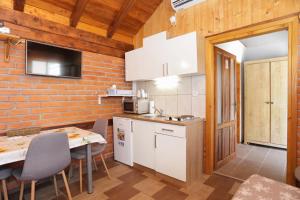 O bucătărie sau chicinetă la Family-friendly apartments with swimming pool Grabovac, Plitvice - 17532