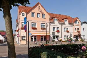 een groot gebouw in een stad met een straat bij Hotel Für Dich in Waren