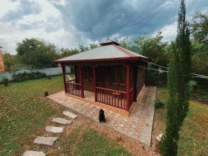 Taman di luar Matua guest house