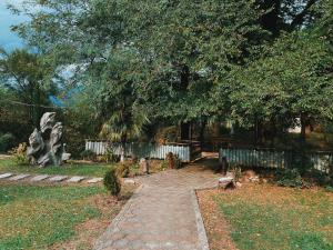Taman di luar Matua guest house