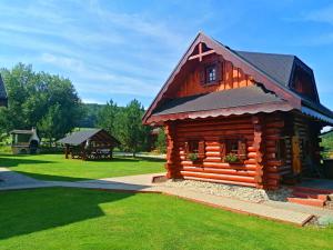 Cabaña de madera con techo negro en Ubytovanie Koliba Pacho - Zrub Zuzka en Prievidza