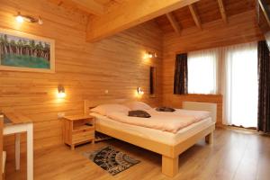 En eller flere senge i et værelse på Rooms with a swimming pool Grabovac, Plitvice - 17511