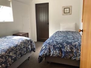 a bedroom with two beds and a window at Heart of Russell Apartment - Russell Apartment in Russell