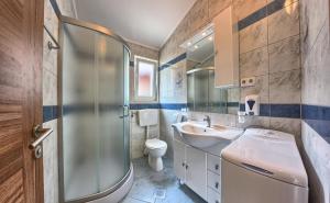 Koupelna v ubytování Apartments by the sea Rogoznica - 17458 + 16 fotografií